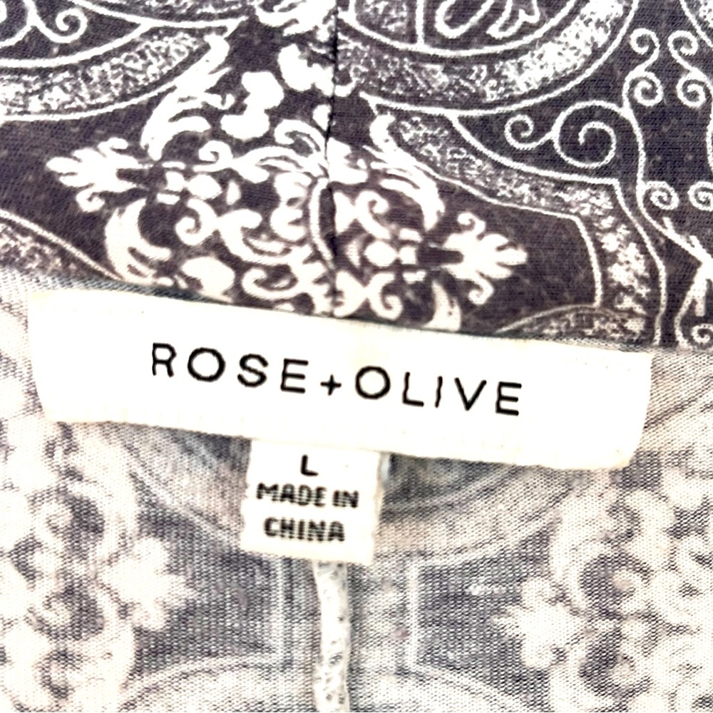 Rose + Olive Paisley V-neck Top 3/4 Sleeve Grey and white print - Picture 4 of 6
